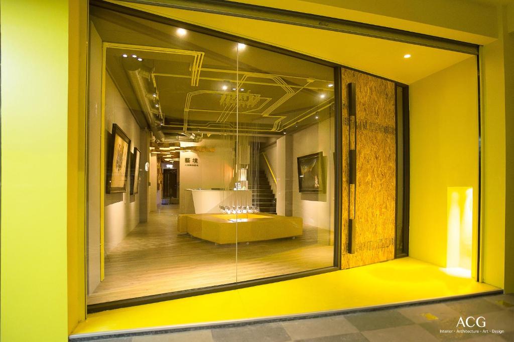 花蓮市にあるアート ゾーンの黄色い壁の部屋の大きな窓