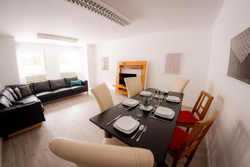 Χώρος καθιστικού στο Yello Homes - großes Apartment - Am Waldrand, 15 min bis Nürnberg Messe, für 8 Personen, 2 WC's