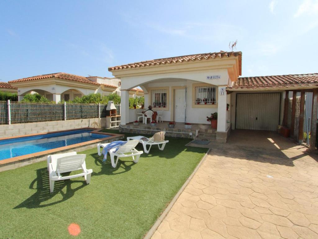 Bazén v ubytování Casa cerca del mar con piscina privada, wifi, aire opcional, mascotas bienvenidas, playa para perros. - ES-184-55 nebo v jeho okolí