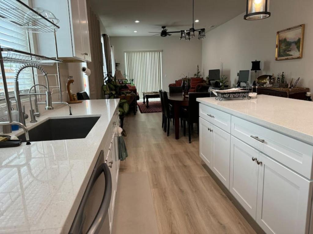 eine Küche mit Spüle und Arbeitsplatte in der Unterkunft Brand New South Sacramento Home in Sacramento