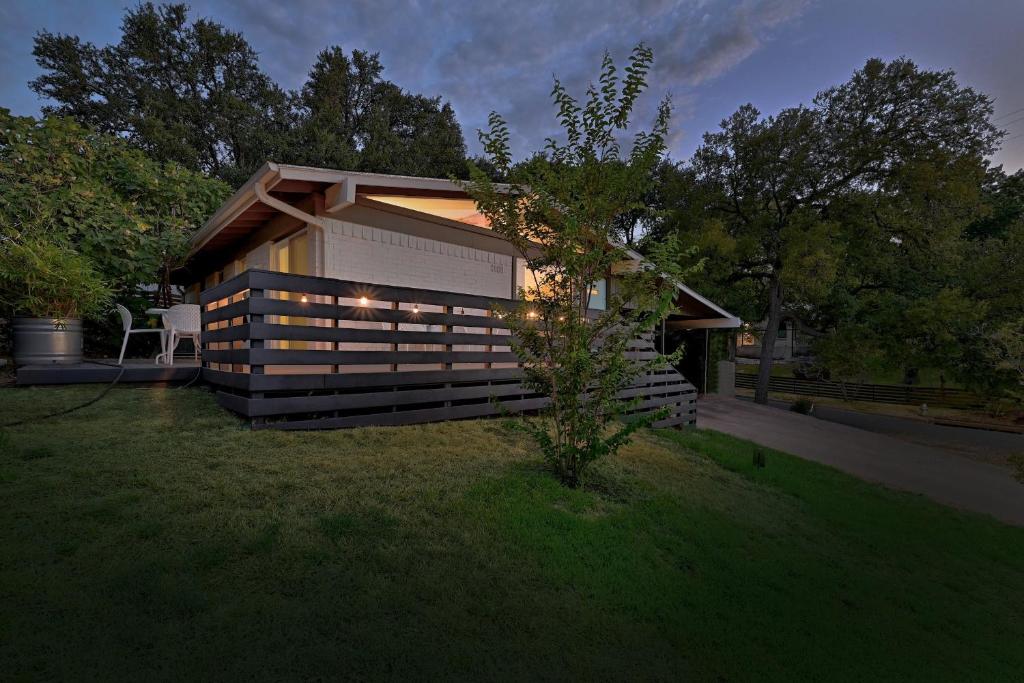 ein kleines Haus mit seitlicher Beleuchtung in der Unterkunft Cheery Modern Retreat near SoCo & Downtown by Lodgewell in Austin