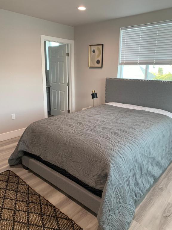 Un dormitorio con una cama grande y una ventana en PRIVATE ROOM IN NEW APPARTMENT WITH FULL BATH en Los Ángeles