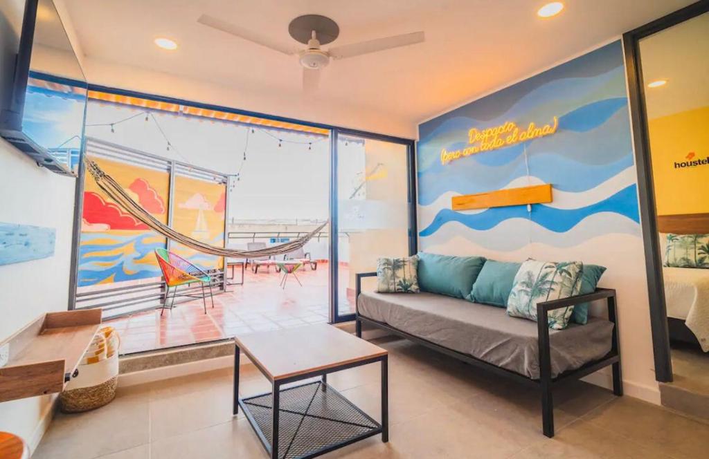 sala de estar con sofá y un gran mural en Bocagrande Houstel Ctc Medium, en Cartagena de Indias