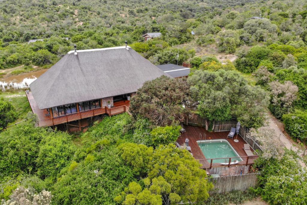 uma vista superior de uma casa com piscina em Barefoot Addo Elephant Lodge em Addo