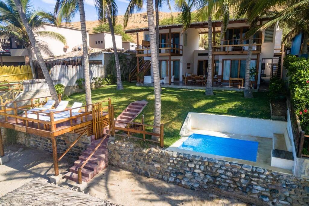 una vista aérea de un complejo con piscina en Casa Luz De Luna-MANCORA, en Máncora