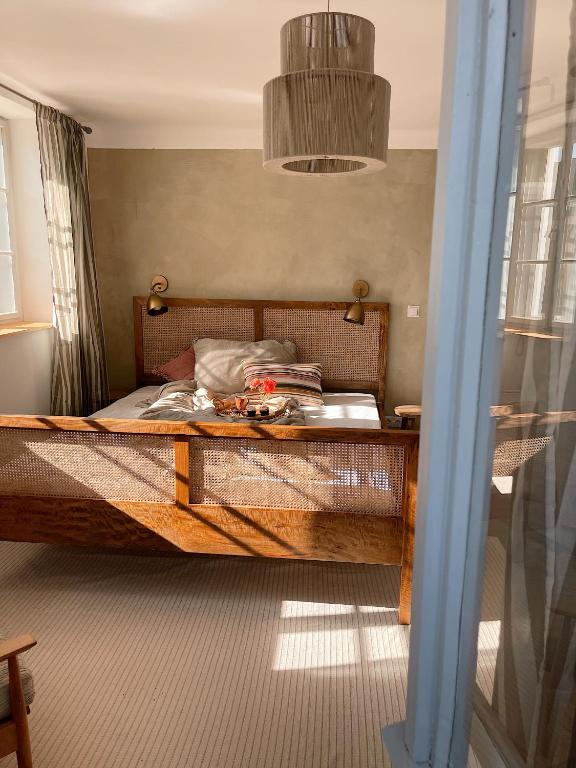 1 dormitorio con cama de madera y mesa en Schönhof im Weinviertel, en Hadres
