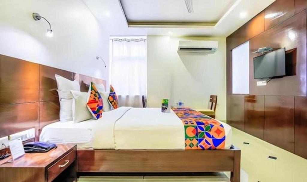 una camera con letto, scrivania e TV di Hotel Wonderland Inn a Jaipur