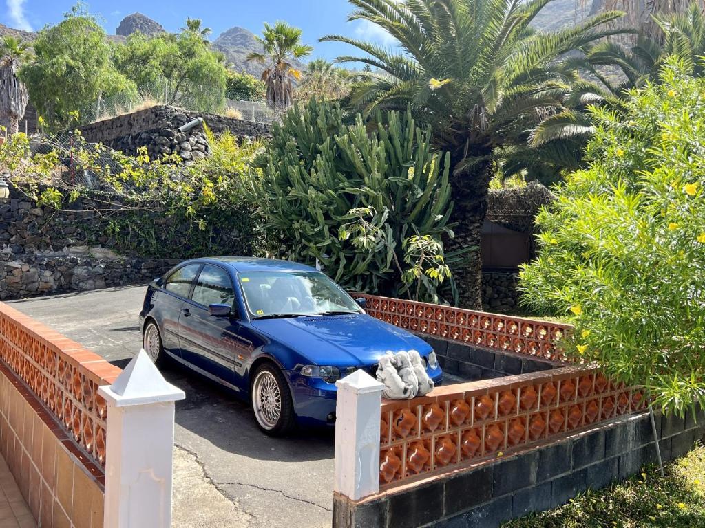 a blue car parked next to a fence at Winter Wonderland Villa in Tamaimo