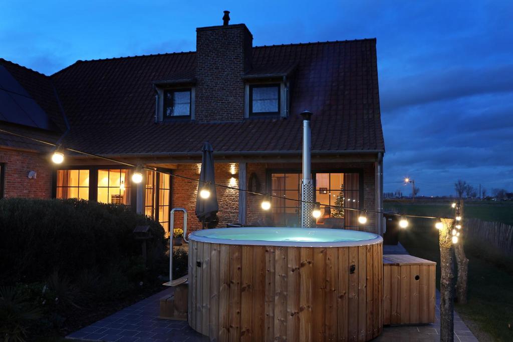 a house with a hot tub in front of a house at Florentinus met hottub, afgesloten tuin en overdekt terras in Veurne
