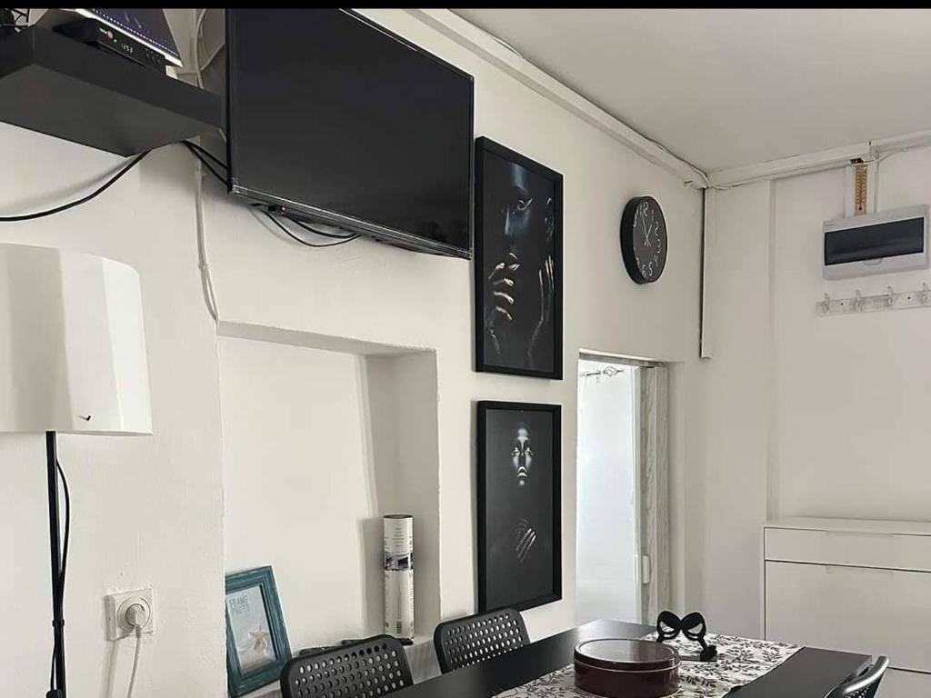 um quarto com uma secretária e uma televisão na parede em Privatni smeštaj Zlatko em Sokobanja