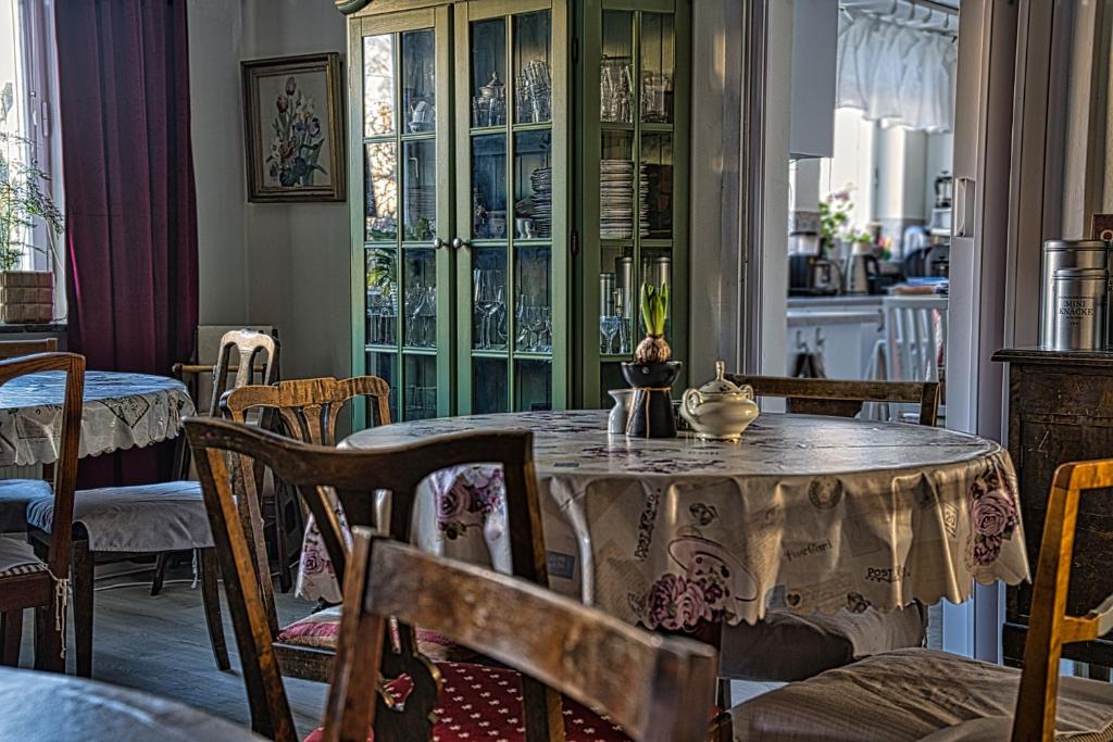 uma sala de jantar com mesa e cadeiras em Bed and books på Österlens Gästhärbärge em Glemminge