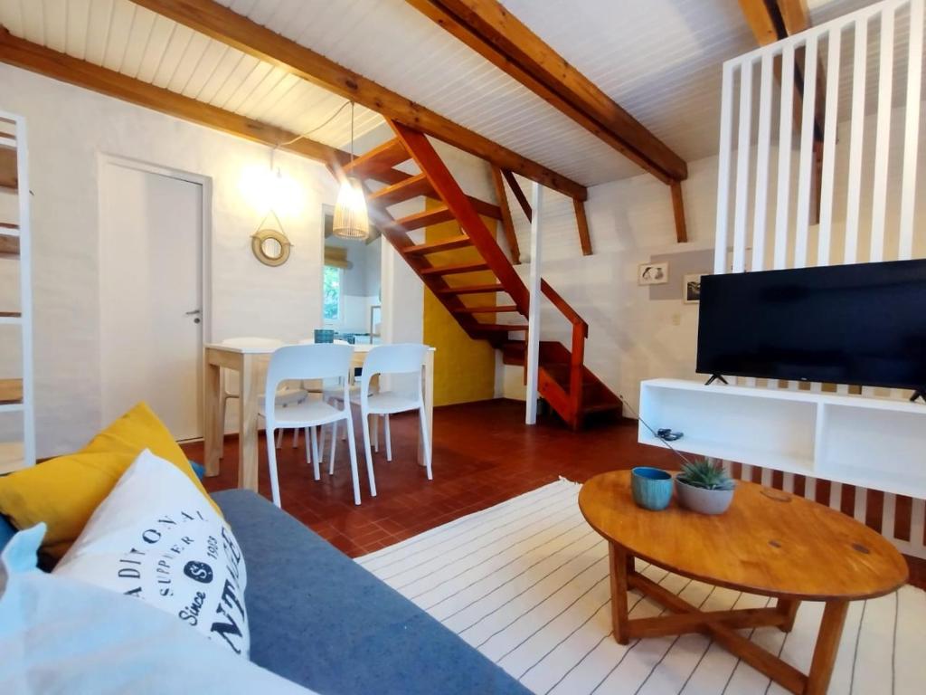 salon z niebieską kanapą i stołem w obiekcie La magnolia casa de alquiler temporario w mieście Puerto Madryn
