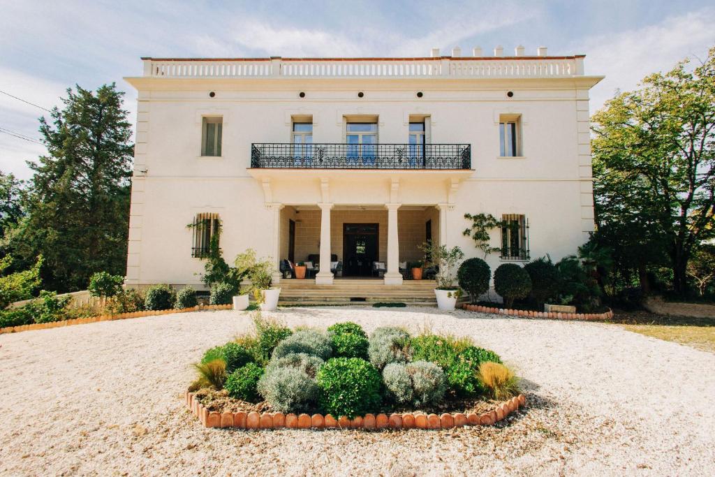 een groot wit huis met een tuin ervoor bij New! 5bed & 5bath Villa close the sea and Ceret in Saint-Jean-Pla-de-Corts