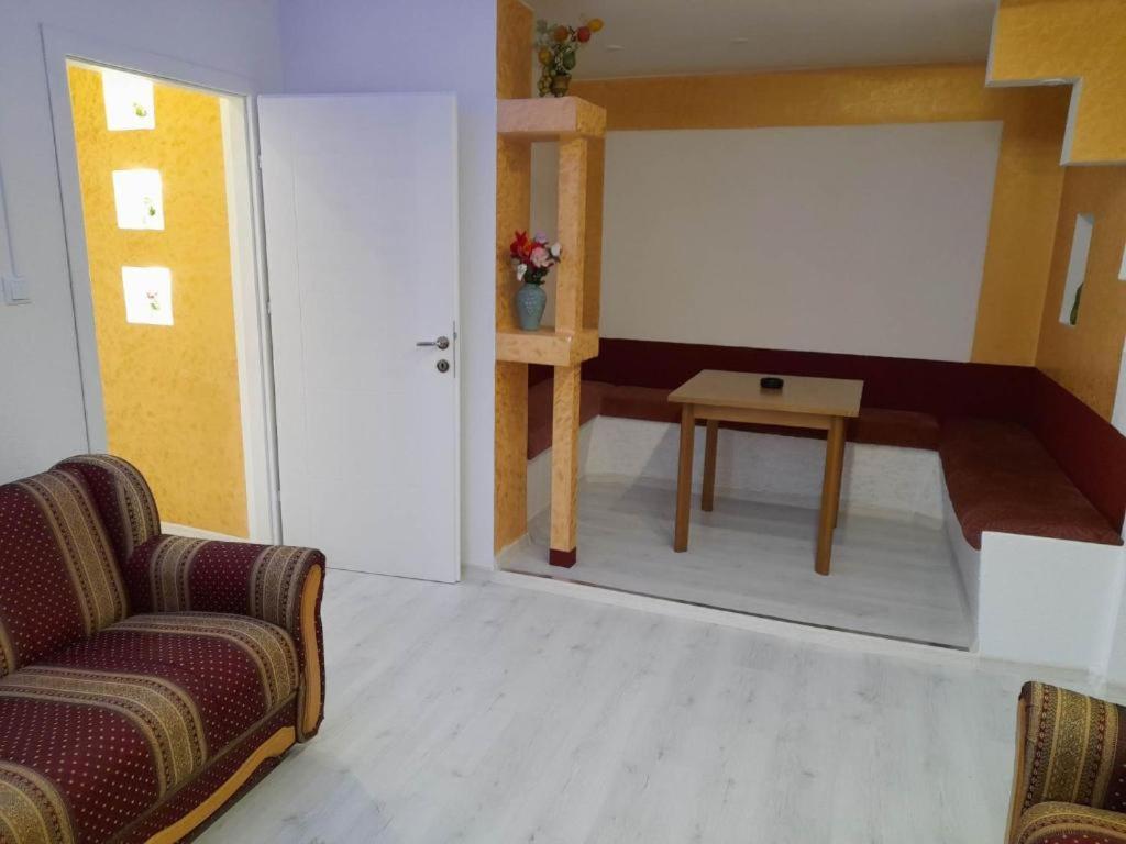- un salon avec un canapé et une table dans l'établissement Neli Carica, à Visoko