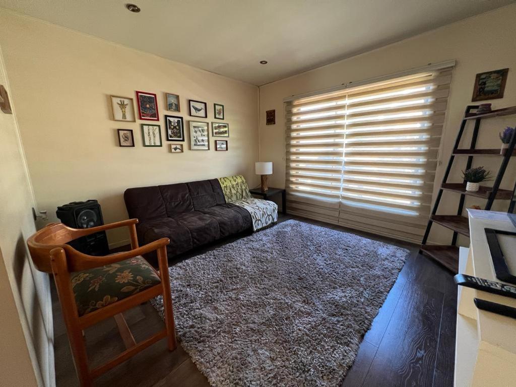 uma sala de estar com um sofá e uma cadeira em Casa full Interior em Castro