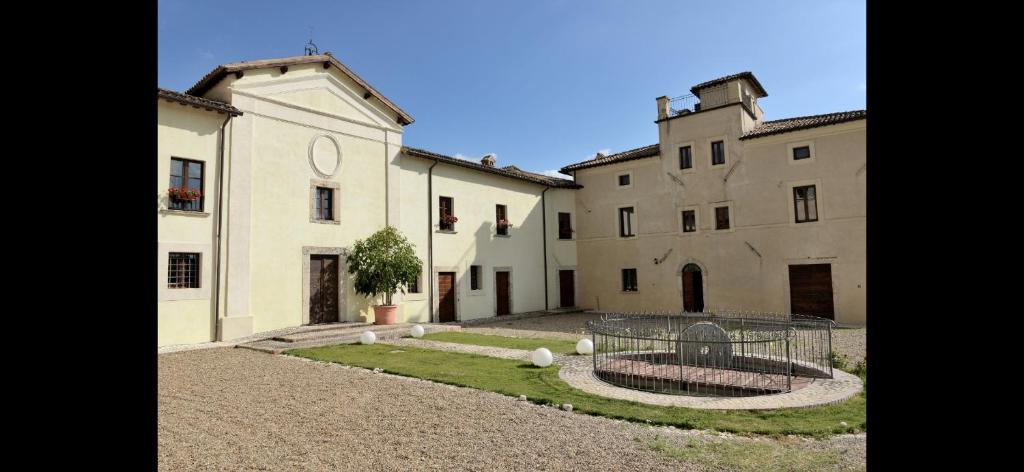 een oud gebouw met een binnenplaats ervoor bij Villa Pepoli in Monteleone Sabino