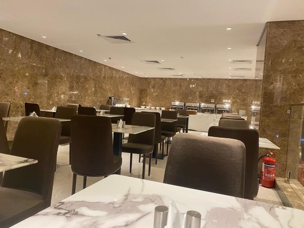 Restaurace v ubytování فندق سافوي جدة Savoye Hotel