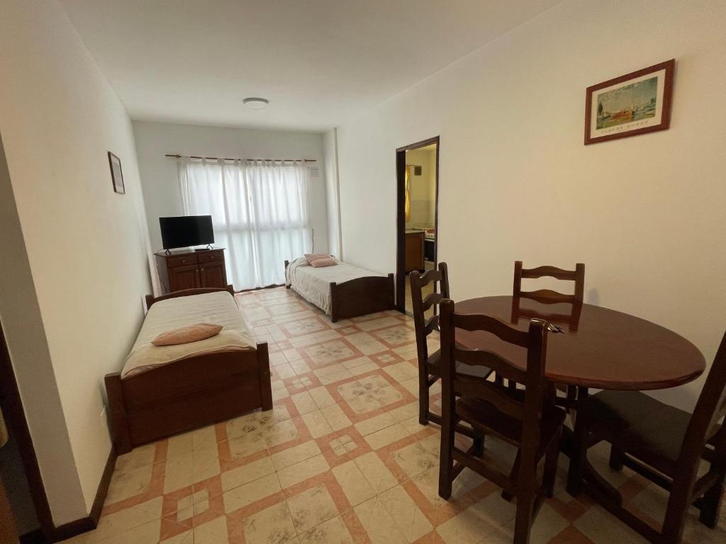 een slaapkamer met een tafel en een bed en een tafel en stoel bij Edificio San Martin 2468 in Mar del Plata