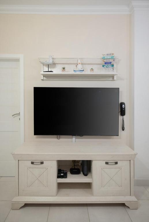 TV a/nebo společenská místnost v ubytování The Nautical Nook