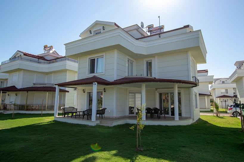 Casa blanca grande con patio en Cityhomes, en Dikili