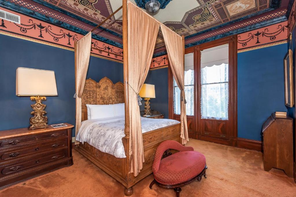 Chateau Tivoli Bed and Breakfast - Sala De Reina De Lujo