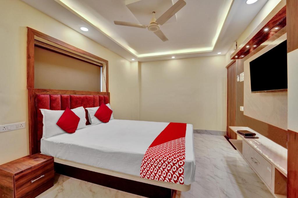 sypialnia z łóżkiem i telewizorem z płaskim ekranem w obiekcie OYO Flagship OXY QUEEN PALACE w mieście Jamshedpur
