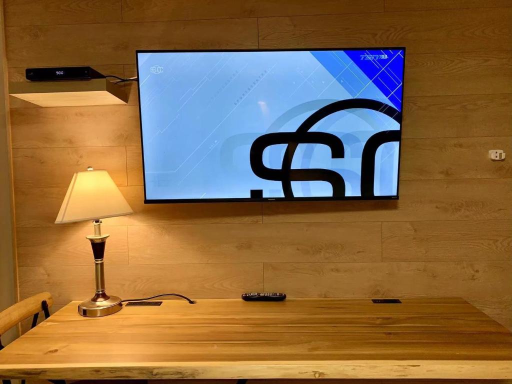 TV a/nebo společenská místnost v ubytování Harbour Light Motel