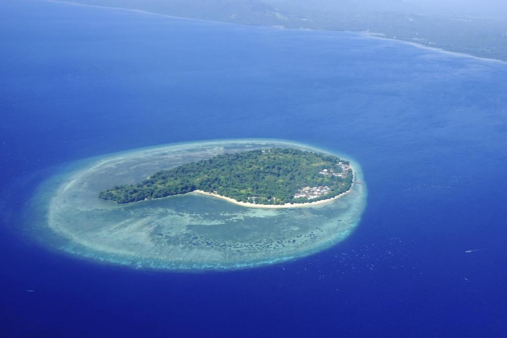 een eiland in het midden van het water bij Bobocha Siladen in Bunaken