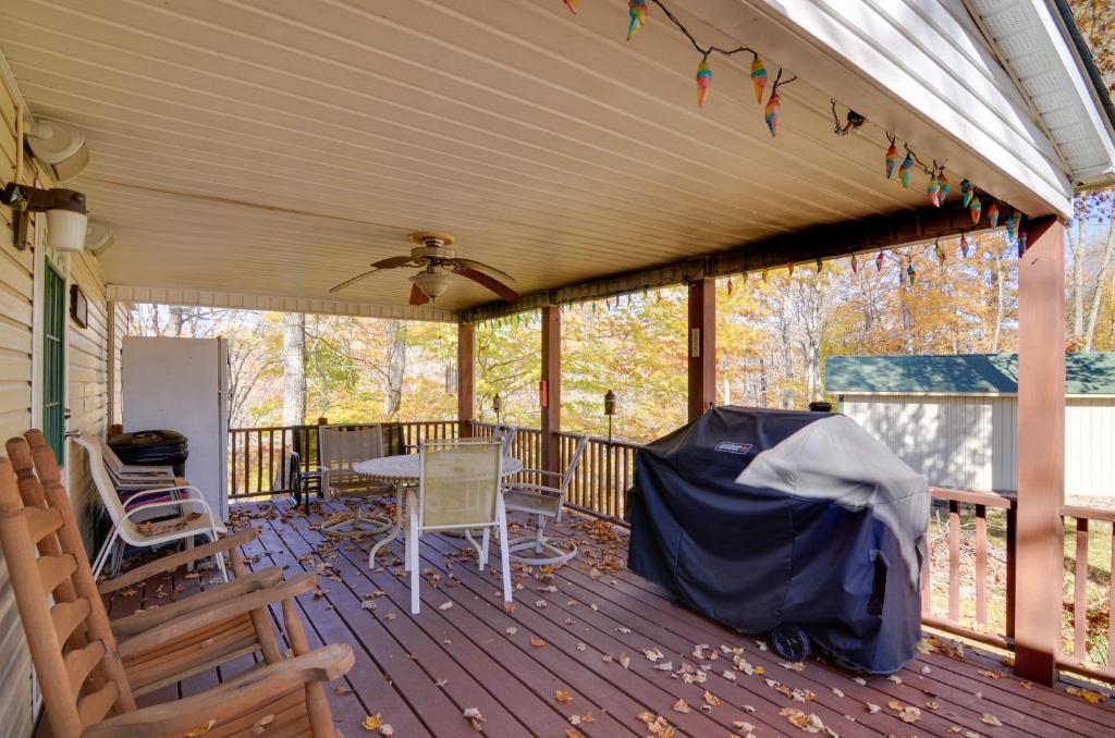 Billede fra billedgalleriet på Cozy Tennessee Escape with Porch, Grill and Fire Pit! i Frogue