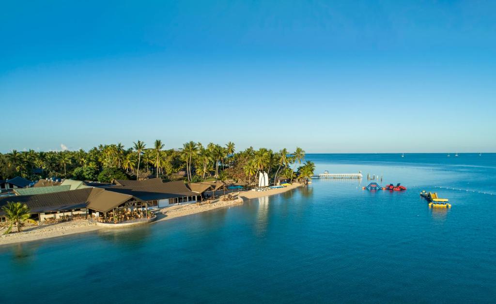 Plantation Island Resort في Malolo Lailai: اطلالة جوية على شاطئ فيه قوارب في الماء