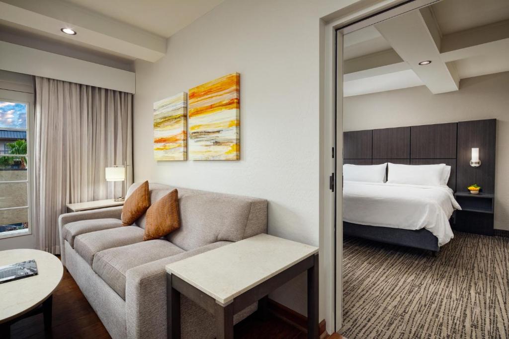 Holiday Inn and Suites Phoenix Airport North, an IHG Hotel - 