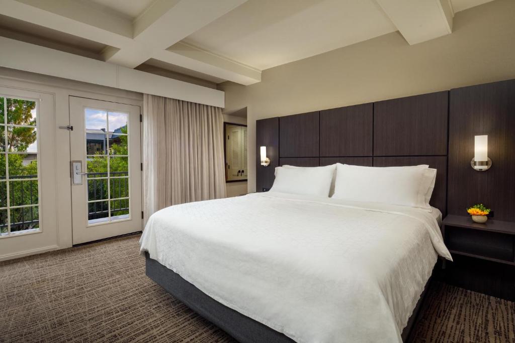 Holiday Inn and Suites Phoenix Airport North, an IHG Hotel - 