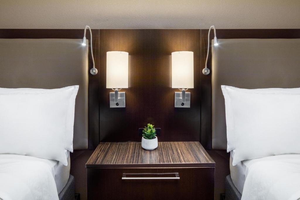 Holiday Inn and Suites Phoenix Airport North, an IHG Hotel - 