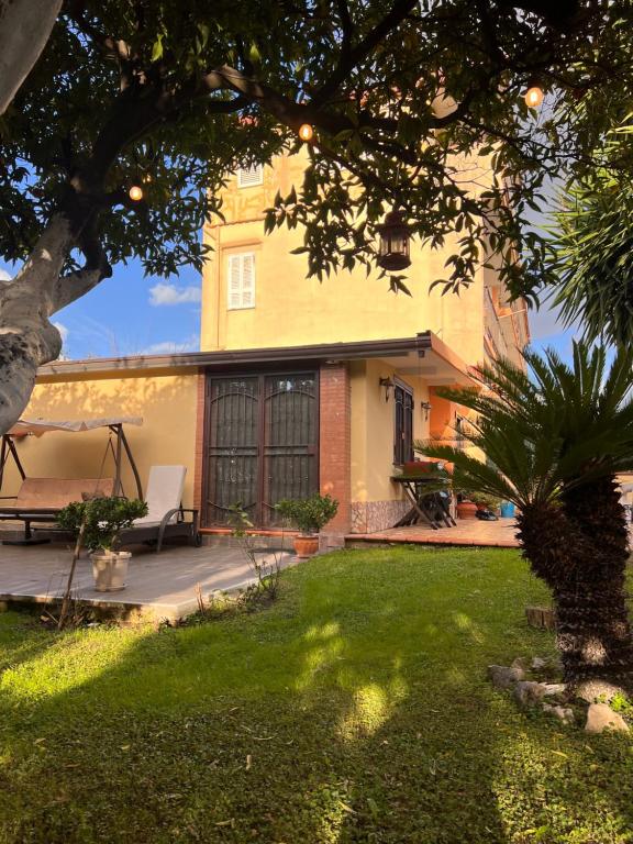 ein Haus mit einem Hof mit Schaukel in der Unterkunft Villetta San Gennaro in Cercola