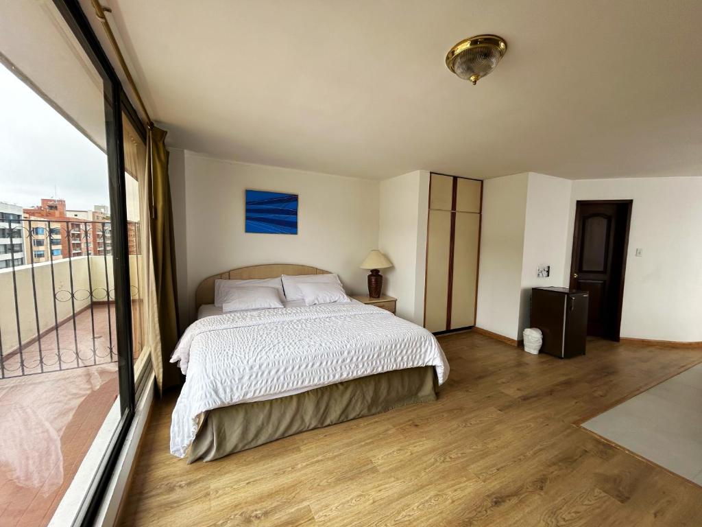 Postel nebo postele na pokoji v ubytování Stanford Suites Hotel
