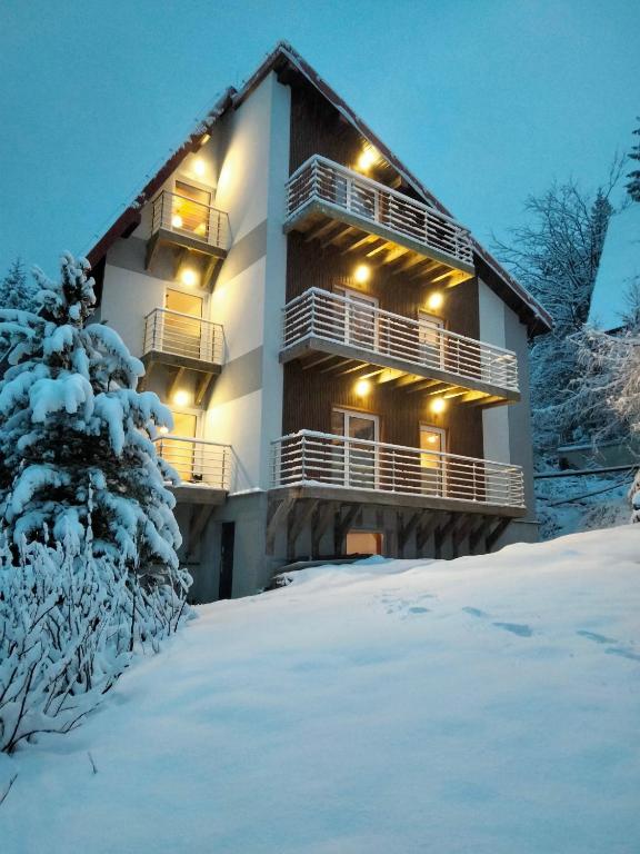科尔别卢夫U Gumisia的一座大建筑,有灯光在雪中