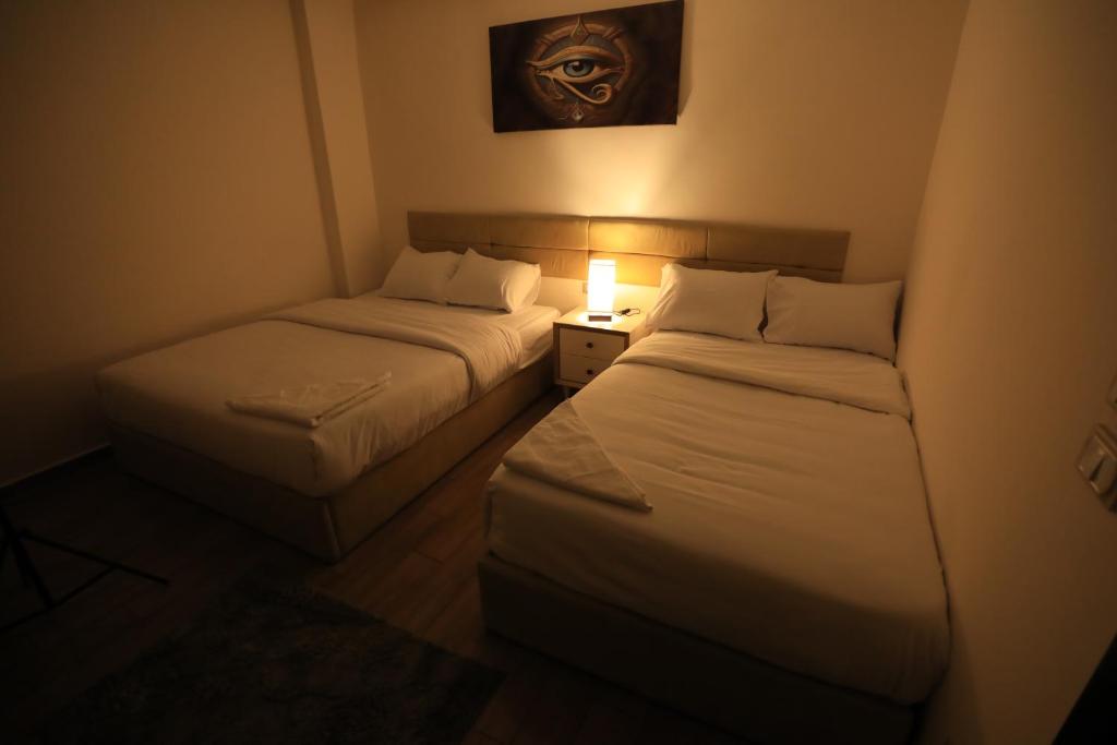 Postel nebo postele na pokoji v ubytování Pyramids Heart Hotel