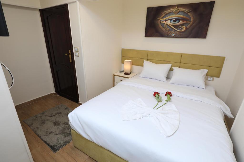 Postel nebo postele na pokoji v ubytování Pyramids Heart Hotel