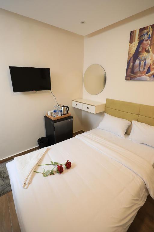 Postel nebo postele na pokoji v ubytování Pyramids Heart Hotel