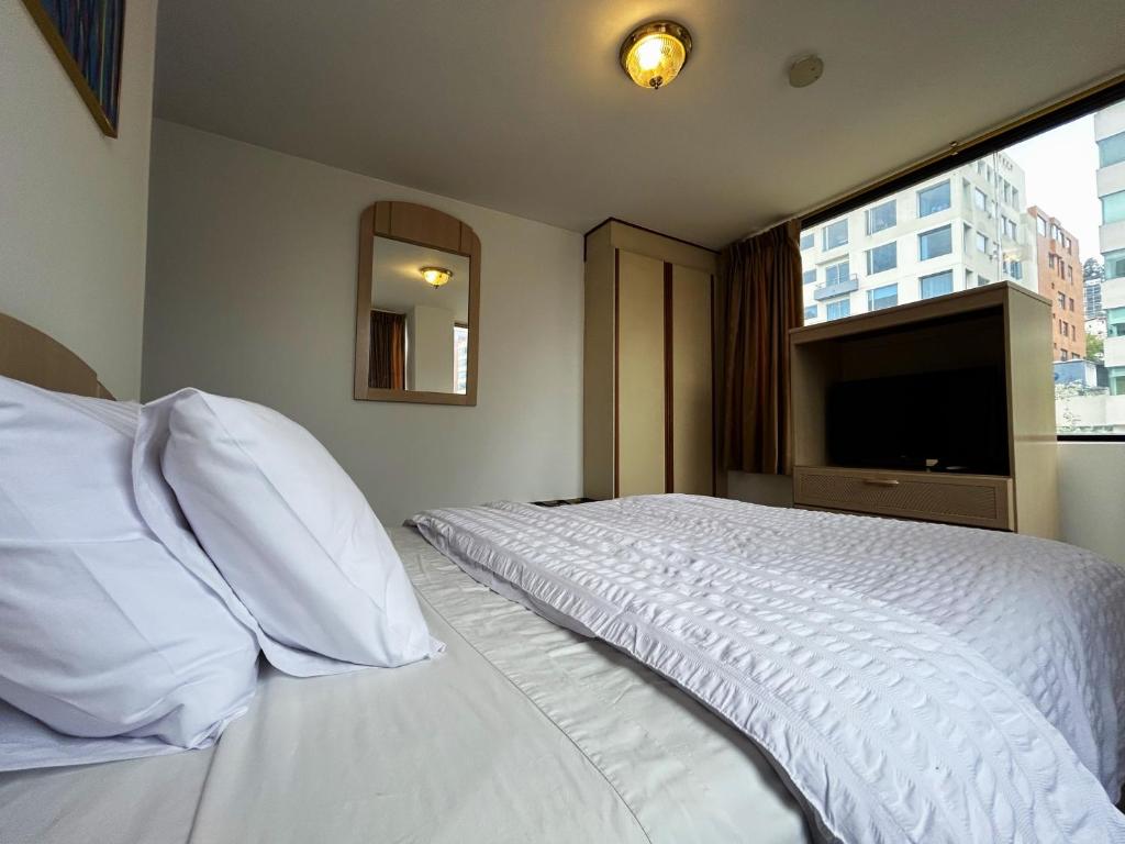 Postel nebo postele na pokoji v ubytování Stanford Suites Hotel