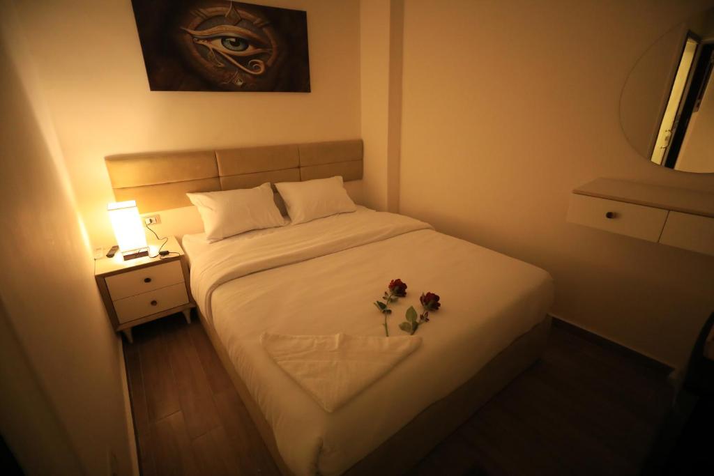 Postel nebo postele na pokoji v ubytování Pyramids Heart Hotel