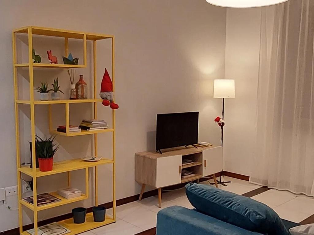 a living room with a couch and a television at Giulia Town House tra città e mare in Salerno