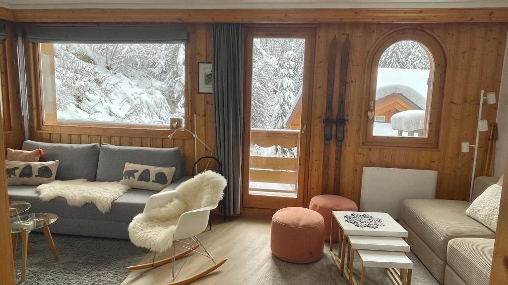 Area tempat duduk di Meribel Centre La Chaudanne - ski in and out apartment - 3 bedrooms - 1 min to main ski lifts and 5 min to center of Meribel - newly renovated in Oct 2023 - Chalet l'Épervière