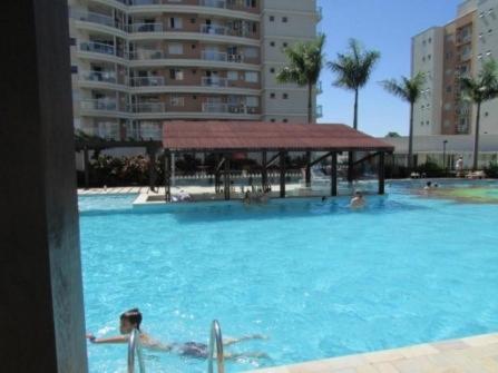 een vrouw in een zwembad in een hotel bij Nautilus Beira Mar in Penha