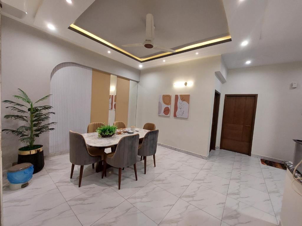 Travellers Heaven 3BR APT DHA PHASE VI Nishat Commercial - Appartement Met 3 Slaapkamers