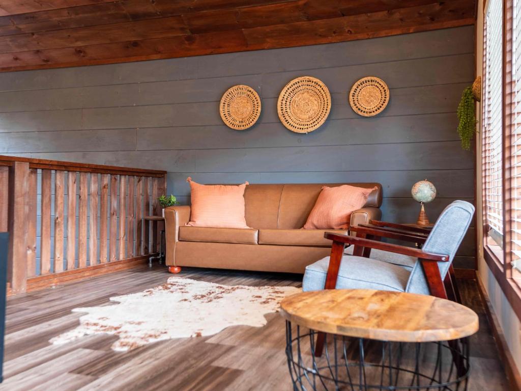 sala de estar con sofá y mesa en Escape to Elegance by Ghosal Luxury Lodging, en Sevierville