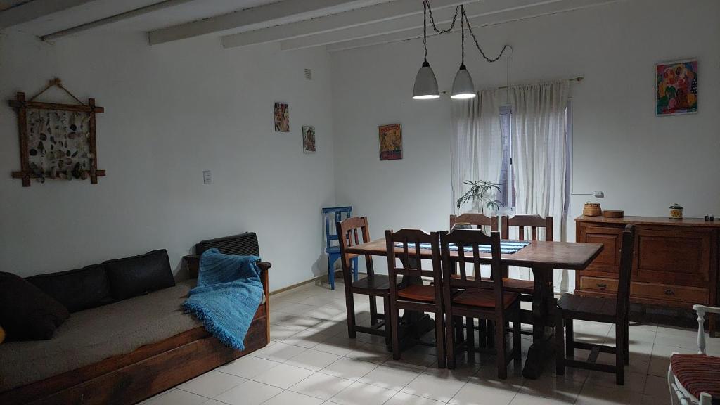 uma sala de estar com um sofá, uma mesa e cadeiras em La casa de Marcela em Gualeguaychú