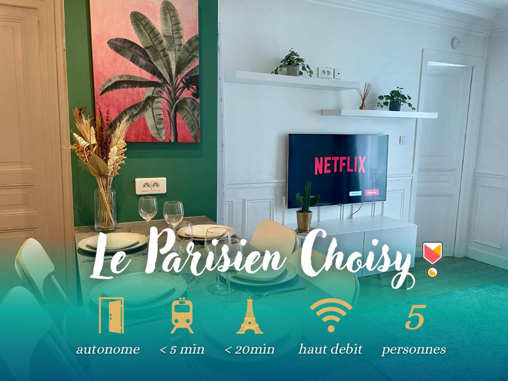 sala de estar con TV y mesa en Le Parisien Choisy, 15 min de Paris en RER C, Proximité Orly, en Choisy-le-Roi