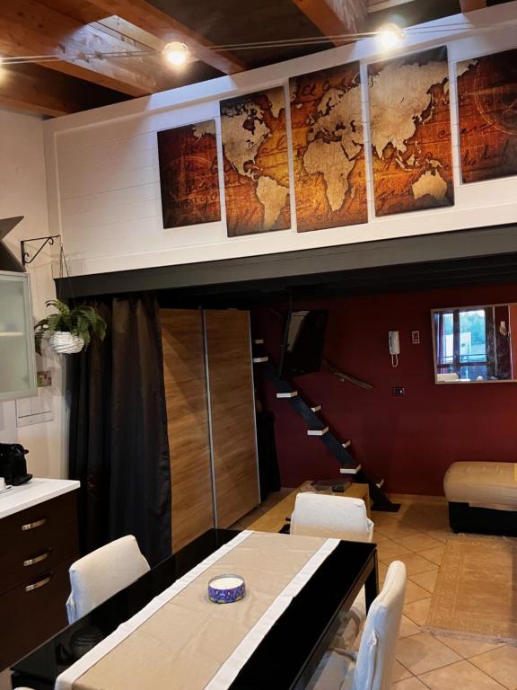 une chambre avec une table et des chaises ainsi qu'une carte sur le mur dans l'établissement A&A Rooftop, à Somma Lombardo