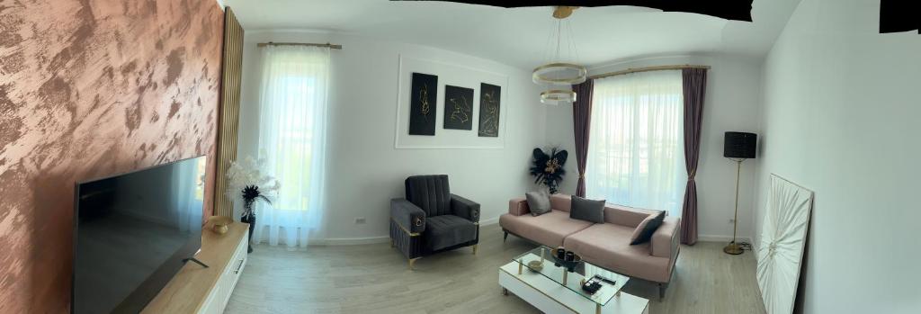una sala de estar con un sofá y una mesa en GlamArt Apartment, en Craiova